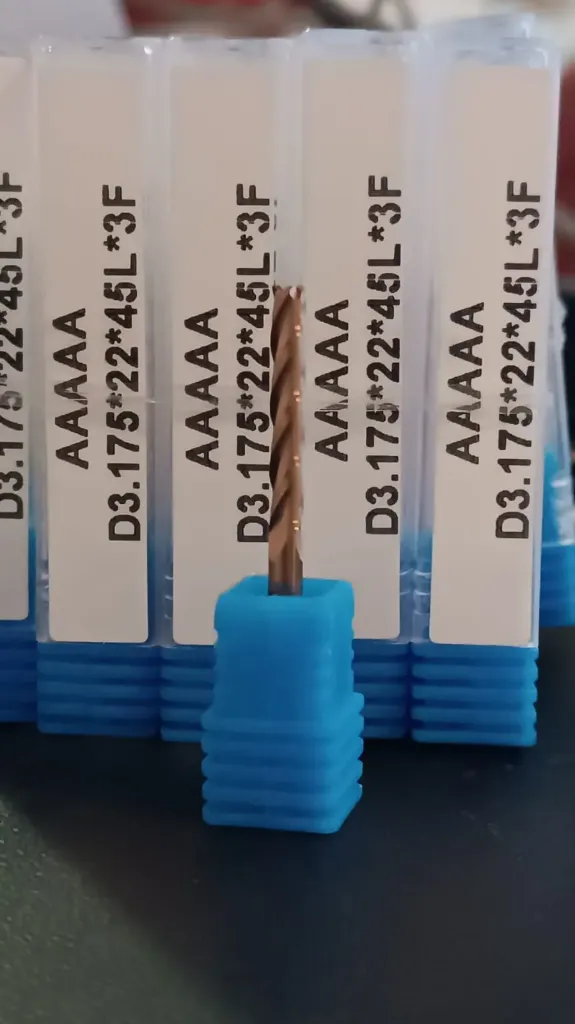 Fresa CNC Carburo Tungsteno 1/8" (3.175mm*22*45L*3F) Upcut TiAlN- 3 Filos para Aluminio y Maderas Duras Ref: V37